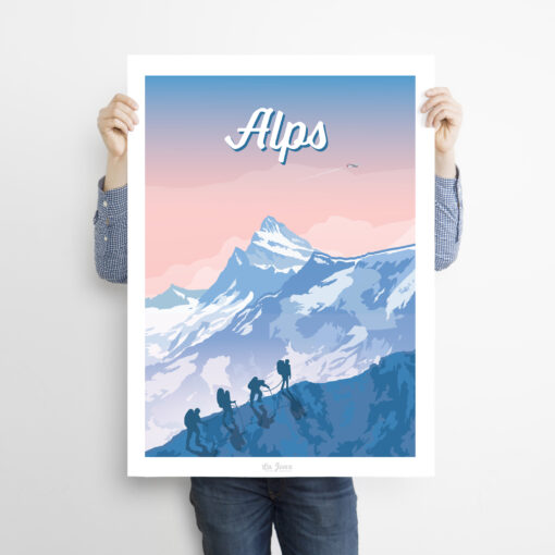 Homme tenant une affiche sur les Alpes avec des randonneurs