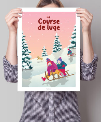 Femme tenant une affiche sur une course de luge dans la montagne