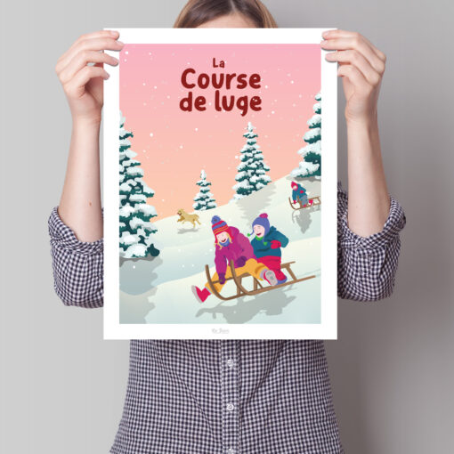 Femme tenant une affiche sur une course de luge dans la montagne