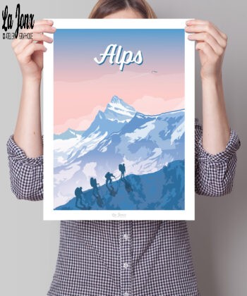 Femme tenant une affiche sur les Alpes avec des randonneurs