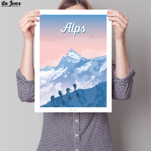 Femme tenant une affiche sur les Alpes avec des randonneurs